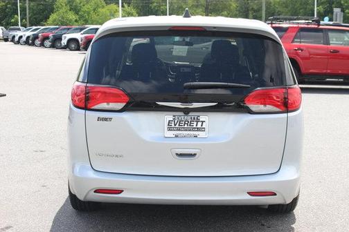 2022 Chrysler Voyager LX