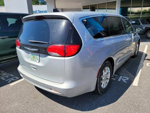 2022 Chrysler Voyager LX