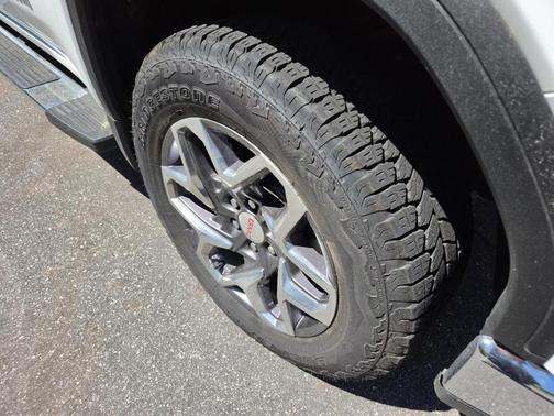 Summit White 2025 GMC Sierra 1500 SLT