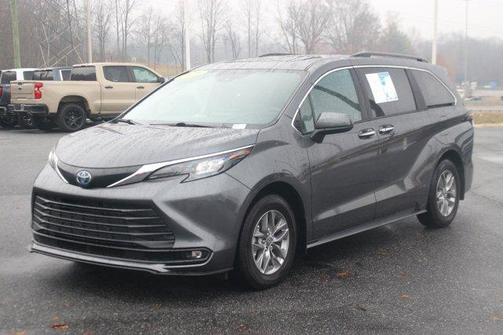 2025 Toyota Sienna XLE