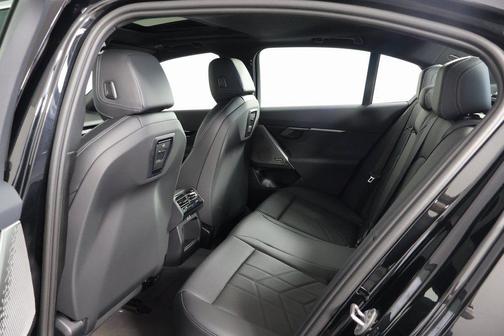 Black Sapphire Metallic 2026 BMW i5 xDrive40