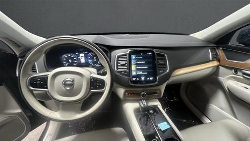 2022 Volvo XC90 T6 Momentum
