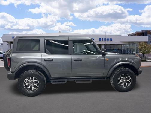 CARBONIZED GRAY METALLIC 2024 Ford Bronco Badlands