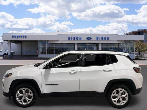 Bright White Clearcoat 2024 Jeep Compass Latitude