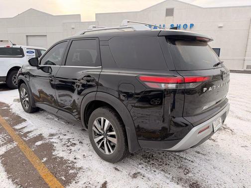 2023 Nissan Pathfinder SL 4WD
