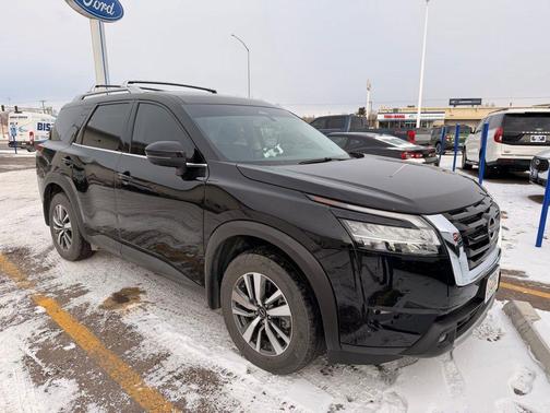 2023 Nissan Pathfinder SL 4WD