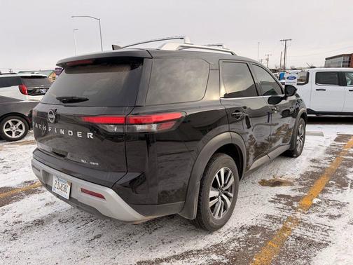 2023 Nissan Pathfinder SL 4WD