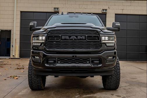 Diamond Black Crystal Pearlcoat 2024 RAM 2500 Limited