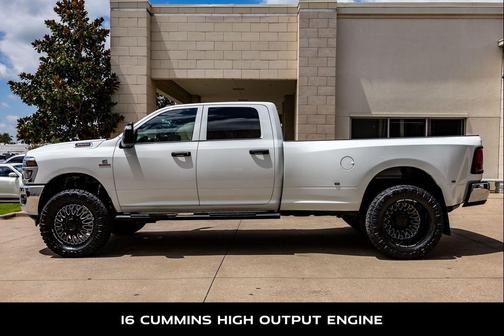 Bright White Clearcoat 2026 RAM 3500 Tradesman Crew Cab 4x4 8' Box