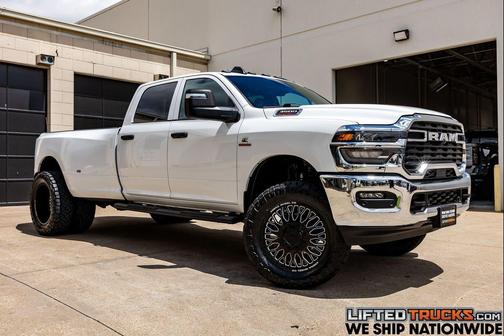 Bright White Clearcoat 2026 RAM 3500 Tradesman Crew Cab 4x4 8' Box