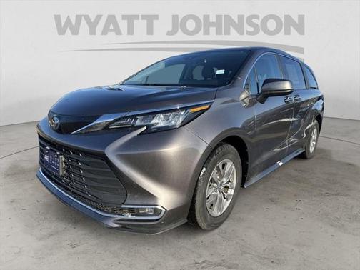 2023 Toyota Sienna XLE 8 Passenger