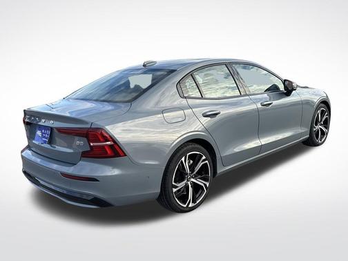 2024 Volvo S60 B5 Plus Dark Theme