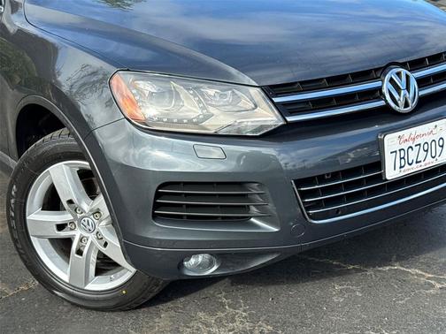 Dark Flint Metallic 2013 Volkswagen Touareg VR6 Lux