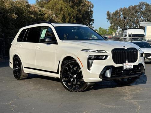 2023 BMW X7 M60i