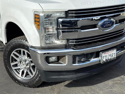 Oxford White 2019 Ford F-250 Lariat