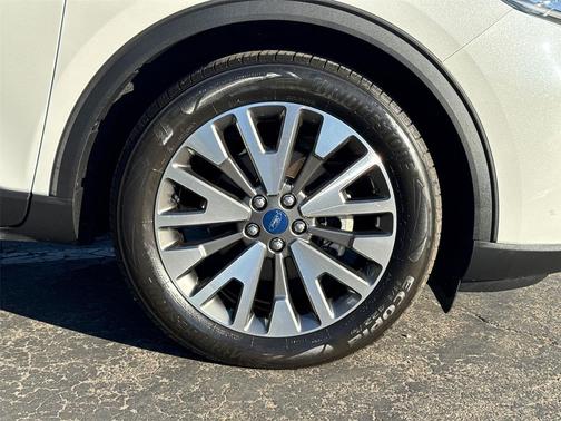 Star White Metallic Tri-Coat 2022 Ford Escape Titanium