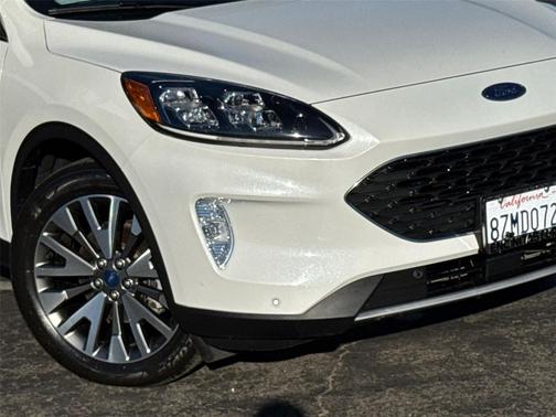 Star White Metallic Tri-Coat 2022 Ford Escape Titanium