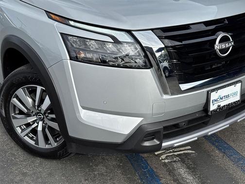 Brilliant Silver Metallic 2025 Nissan Pathfinder SL FWD