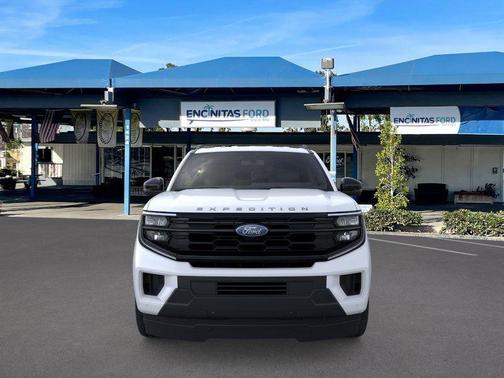 Star White Metallic Tri-Coat 2026 Ford Expedition Max Active 4x2