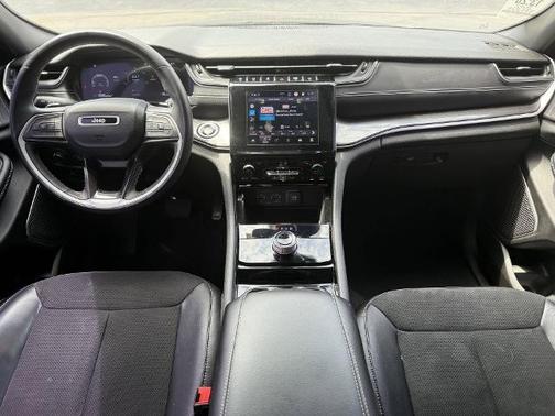 2022 Jeep Grand Cherokee LAREDO