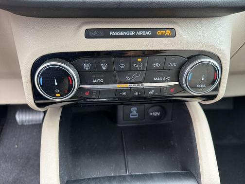 Oxford White 2022 Ford Escape SE