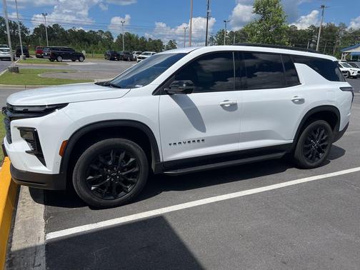 Summit White 2024 Chevrolet Traverse LT