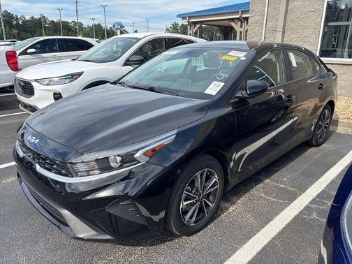 Aurora Black Pearl 2024 Kia Forte LXS