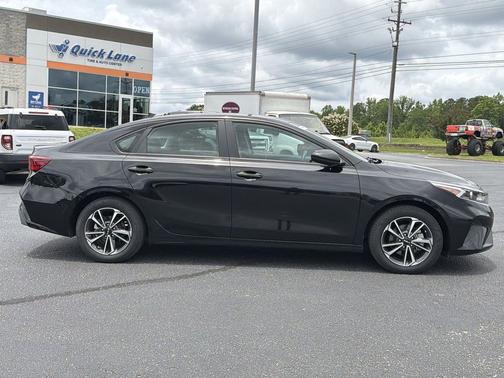 Aurora Black Pearl 2024 Kia Forte LXS