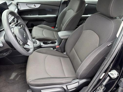 Aurora Black Pearl 2024 Kia Forte LXS