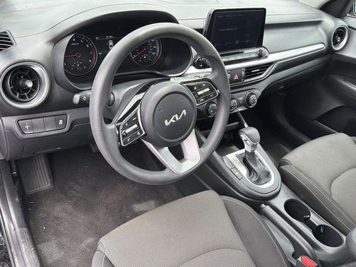 Aurora Black Pearl 2024 Kia Forte LXS