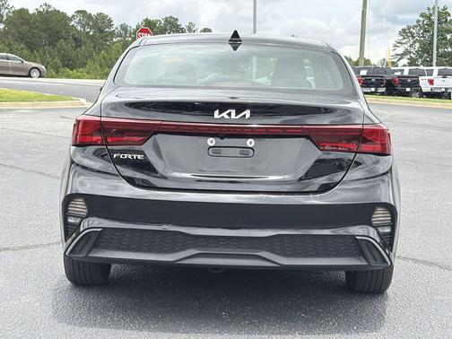 Aurora Black Pearl 2024 Kia Forte LXS