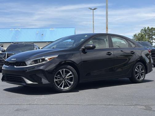 Aurora Black Pearl 2024 Kia Forte LXS