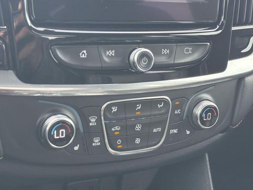 Silver Ice Metallic 2019 Chevrolet Traverse LT Leather