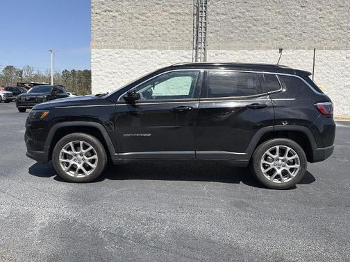 Diamond Black 2022 Jeep Compass LATITUDE LUX