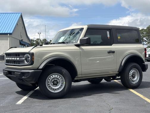 Desert Sand 2026 Ford Bronco Base