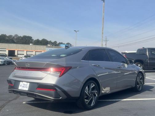 Fluid Metal 2025 Hyundai ELANTRA HEV Limited