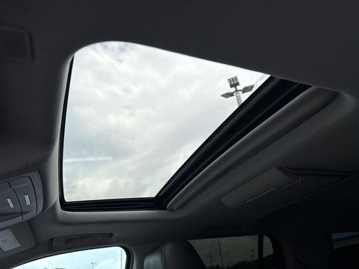 White Frost Tricoat 2019 GMC Yukon SLT