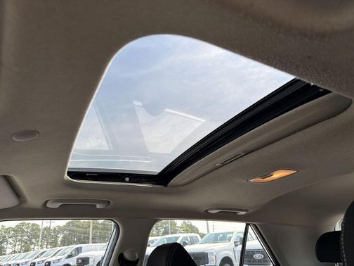 Lunar White 2023 Hyundai VENUE SEL