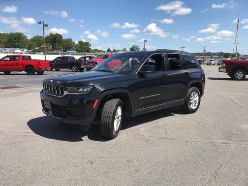 Diamond Black Crystal Pearlcoat 2025 Jeep Grand Cherokee Laredo