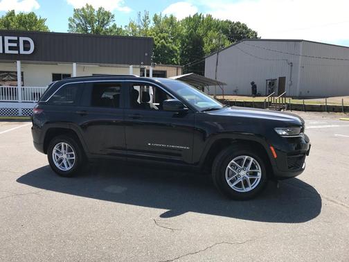 Diamond Black Crystal Pearlcoat 2025 Jeep Grand Cherokee Laredo