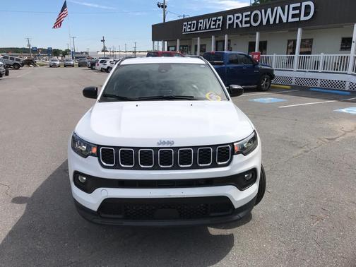 Bright White Clearcoat 2025 Jeep Compass Latitude