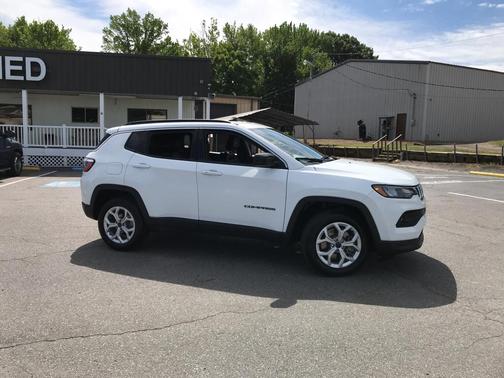 Bright White Clearcoat 2025 Jeep Compass Latitude
