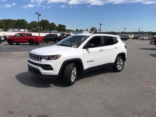 Bright White Clearcoat 2025 Jeep Compass Latitude