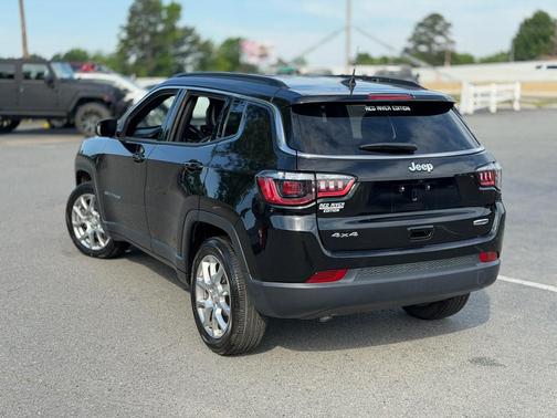 Diamond Black Crystal Pearlcoat 2024 Jeep Compass Latitude Lux