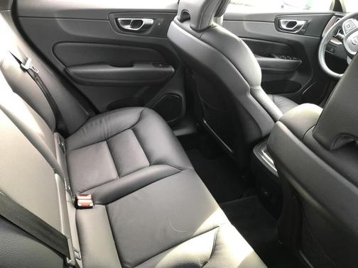 2022 Volvo XC60 B5 Momentum