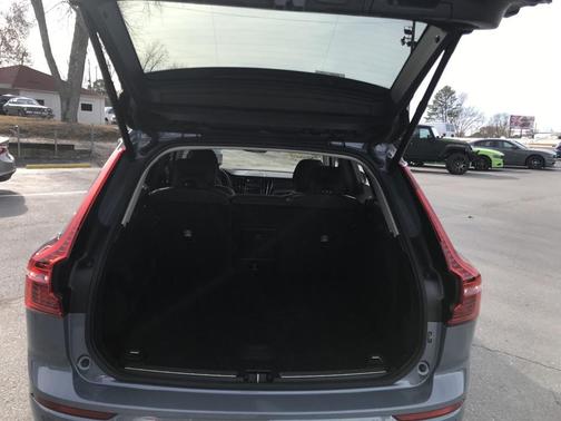 2022 Volvo XC60 B5 Momentum