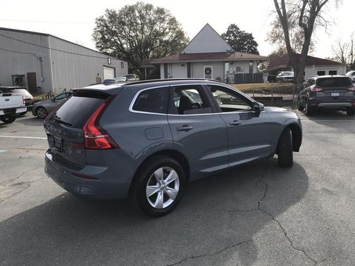 2022 Volvo XC60 B5 Momentum