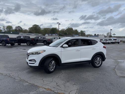 Winter White 2016 Hyundai TUCSON SE