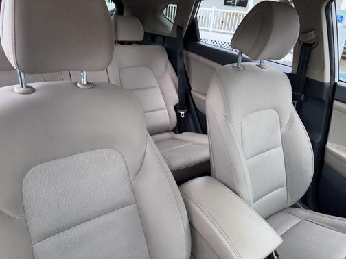 Winter White 2016 Hyundai TUCSON SE