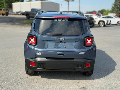 Slate Blue Pearlcoat 2022 Jeep Renegade Latitude